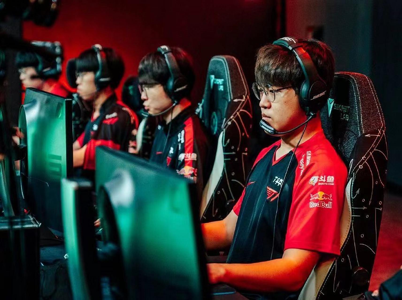 Doinb意外战胜SKT，晋级下一阶段引爆全场！