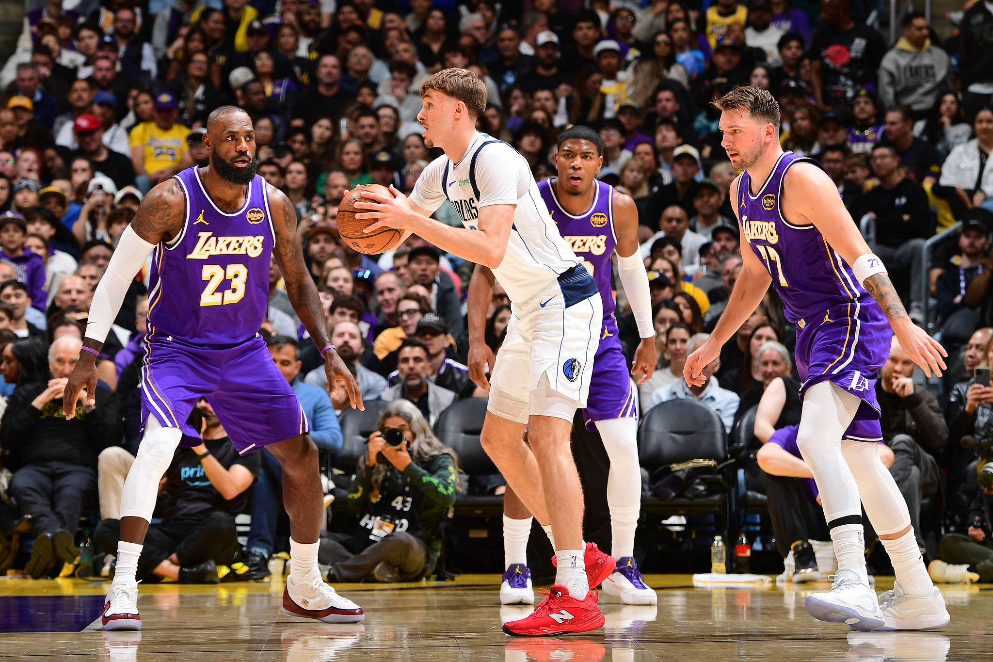 詹姆斯在独行侠比赛中出色防守,绝杀引发热议的球员 詹姆斯在独行侠比赛中出色防守,绝杀引发热议的球员